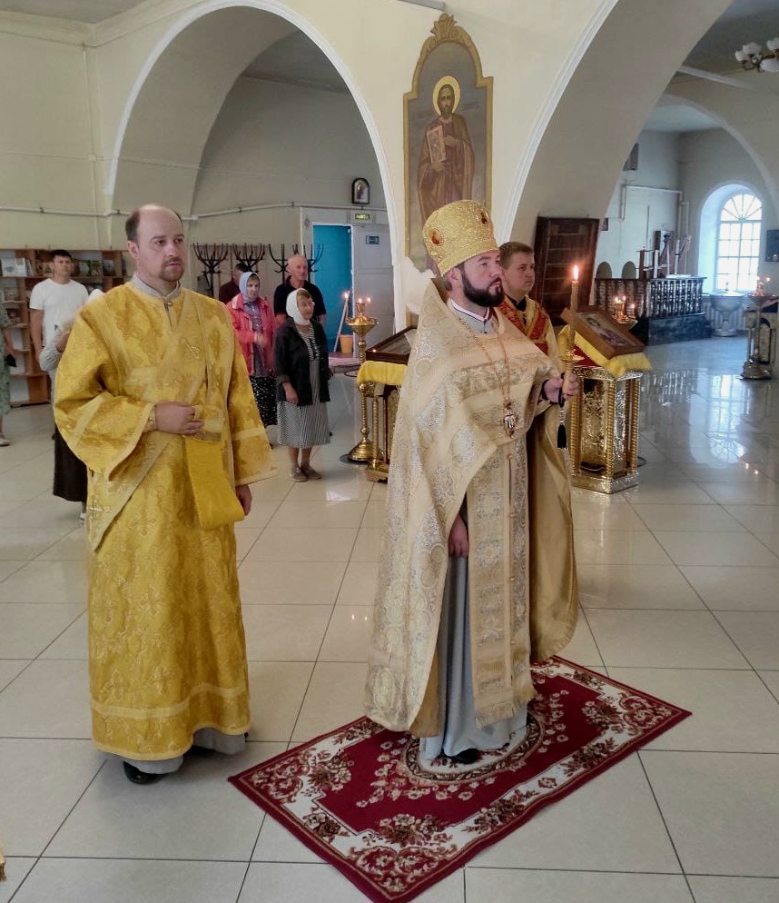 Возглавил богослужение архимандрит Владимир ( Дяченко)