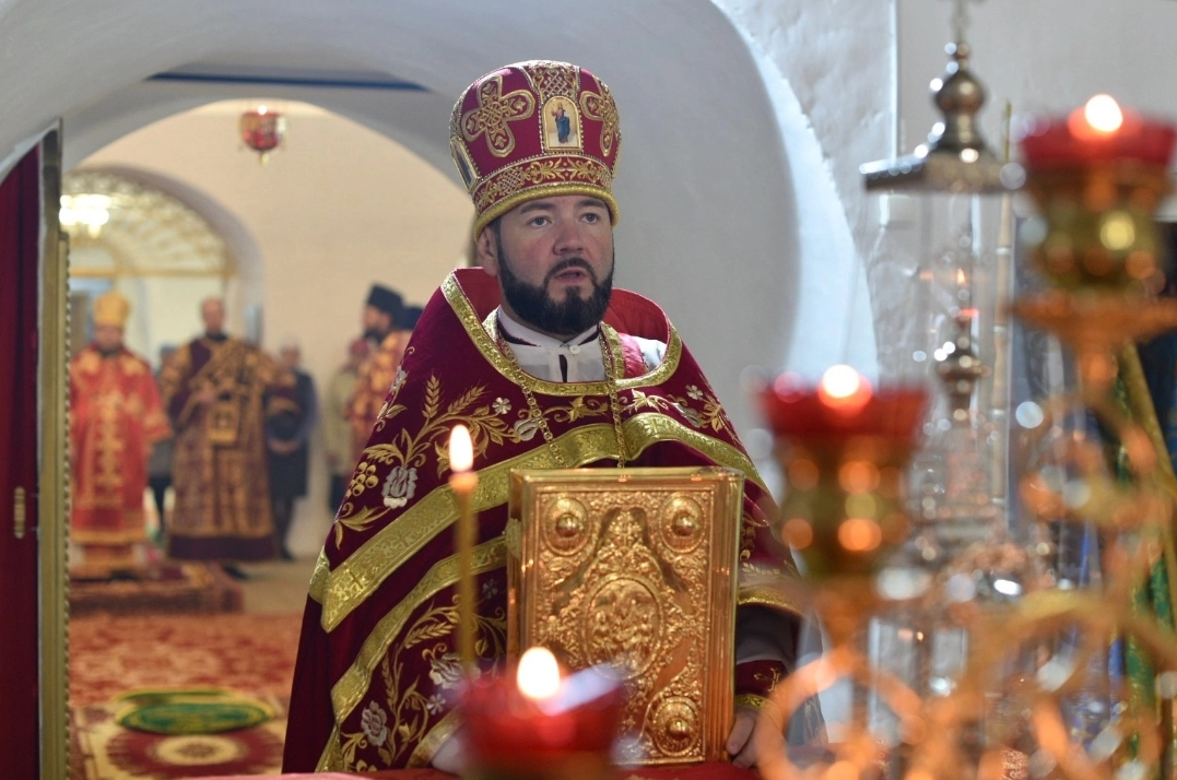 Благочинный Северного округа архимандрит Владимир (Дяченко) сослужил Архипастырю на Божественной литургии во время торжеств в честь священномучеников Николая, Виктора и Прокопия Подосиновских.