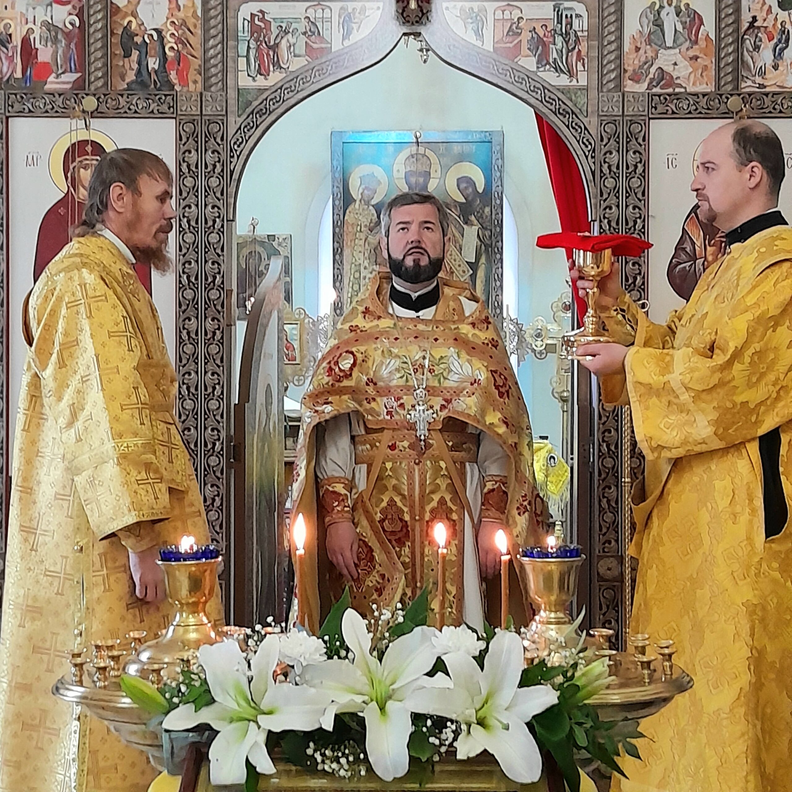 Архимандрит Владимир (Дяченко) возглавил Божественную литургию в Введенском храме.