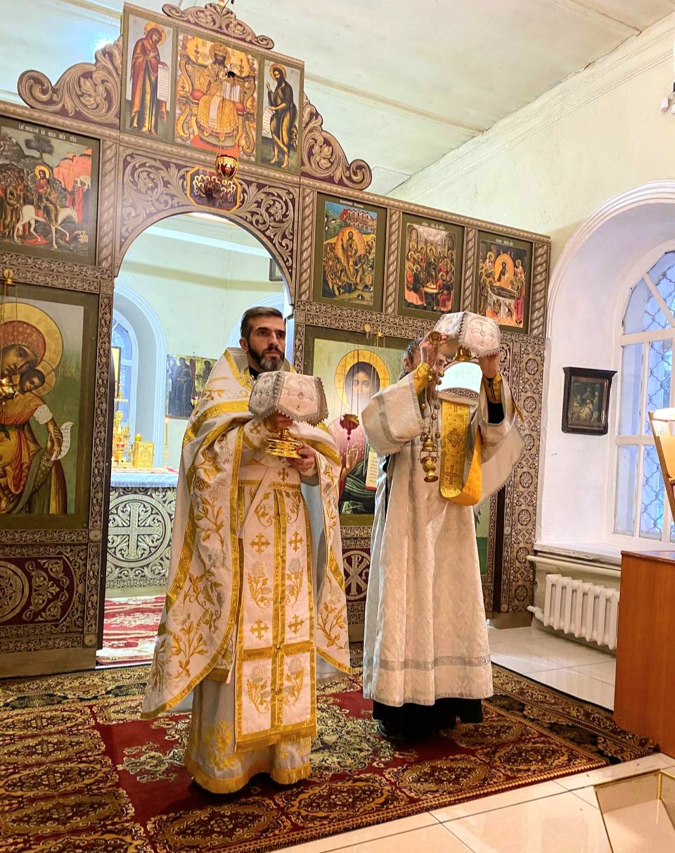 В праздник Собора Архангела Михаила и всех Небесных Сил бесплотных в Введенском храме совершили Божественную литургию.