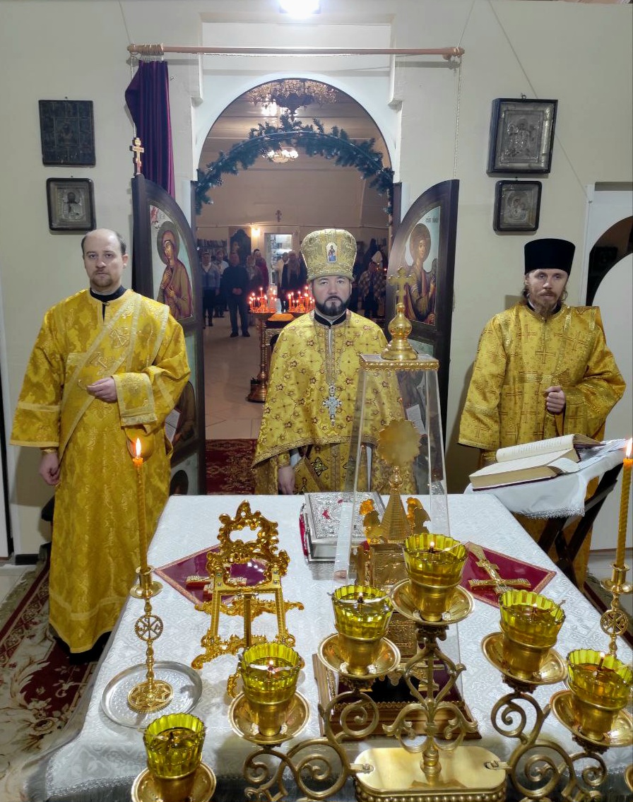 25 декабря 2024 года, в день памяти свт. Спиридона Тримифунтского Чудотворца, в Введенском храме совершили Божественную литургию