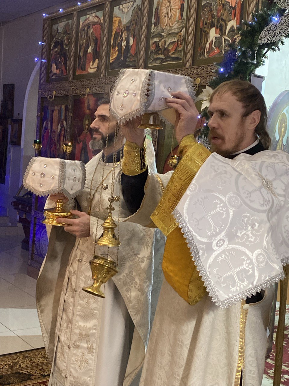 8 января в праздник Собора Пресвятой Богородицы в Введенском храме совершили Божественную литургию.