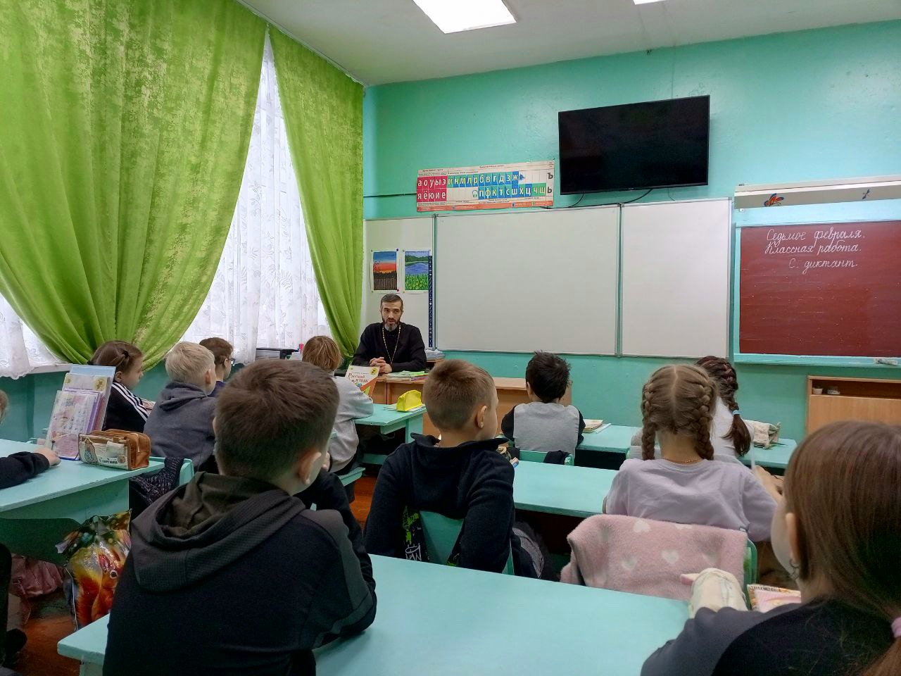 7 февраля 2025 года, в рамках программы модуля «Основы православной культуры» иерей Михаил Войцешко провел урок в 4 