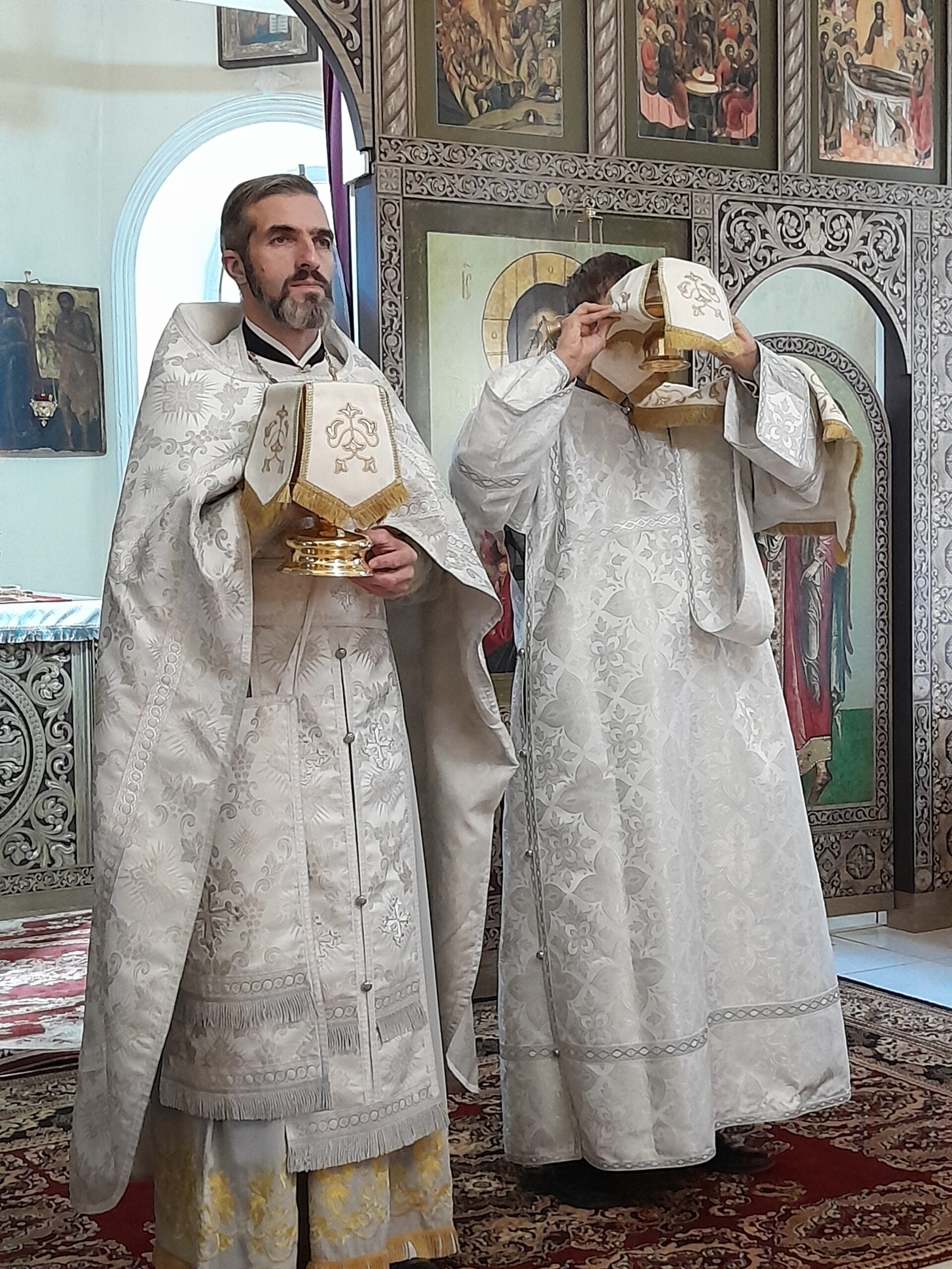 В Неделю 12-ю по Пятидесятнице в Введенском храме совершили Божественную литургию