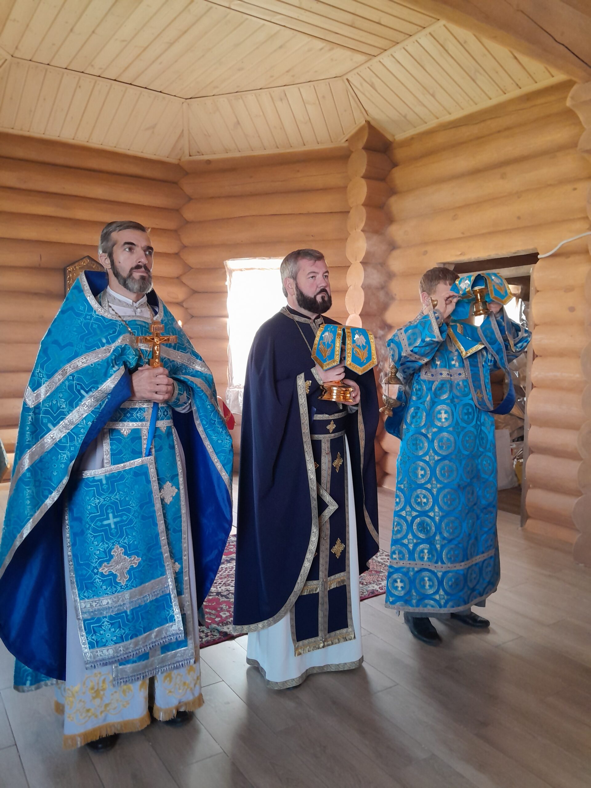 Архимандрит Владимир (Дяченко) возглавил Божественную литургию в Смоленском храме города Лузы