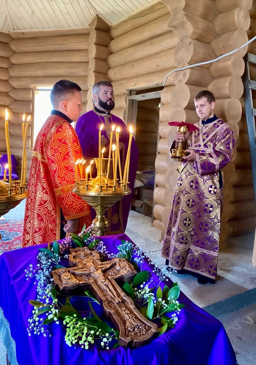Архимандрит Владимир (Дяченко) совершил Божественную литургию в Смоленском храме в праздник Происхождения (изнесения) Честных Древ Животворящего Креста Господня