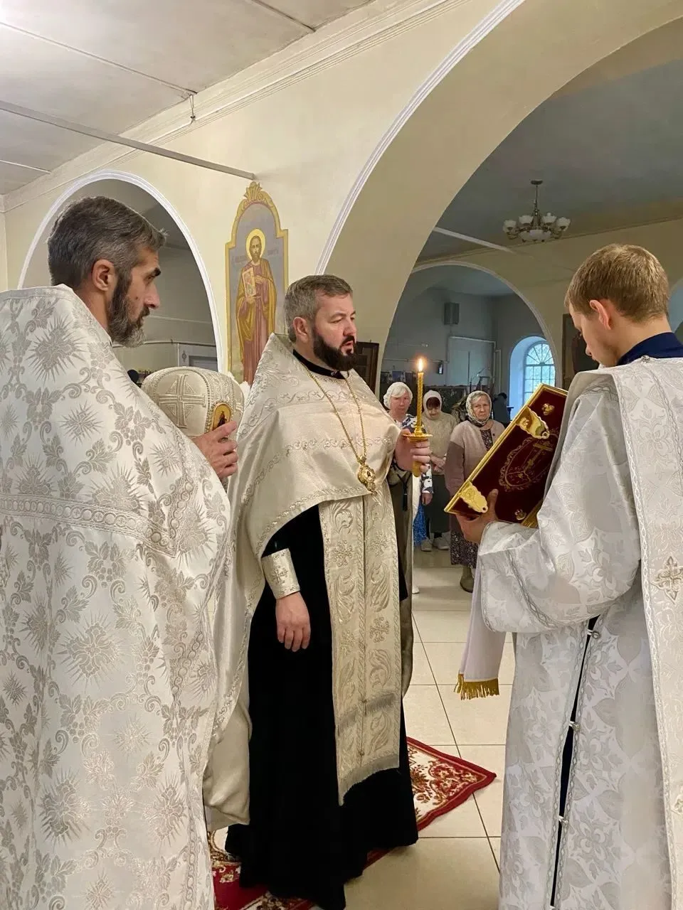 В канун праздника Преображения Господа Бога и Спаса нашего Иисуса Христа архимандрит Владимир (Дяченко) совершил Всенощное бдение в Введенском храме
