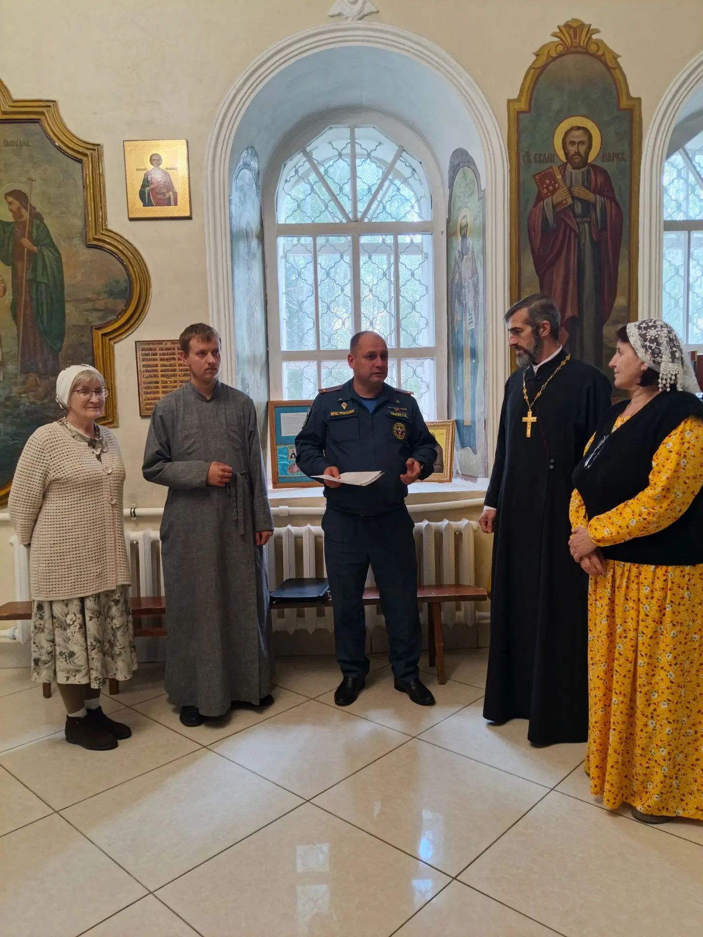 Сотрудник МЧС провёл противопожарный инструктаж в Введенском храме.