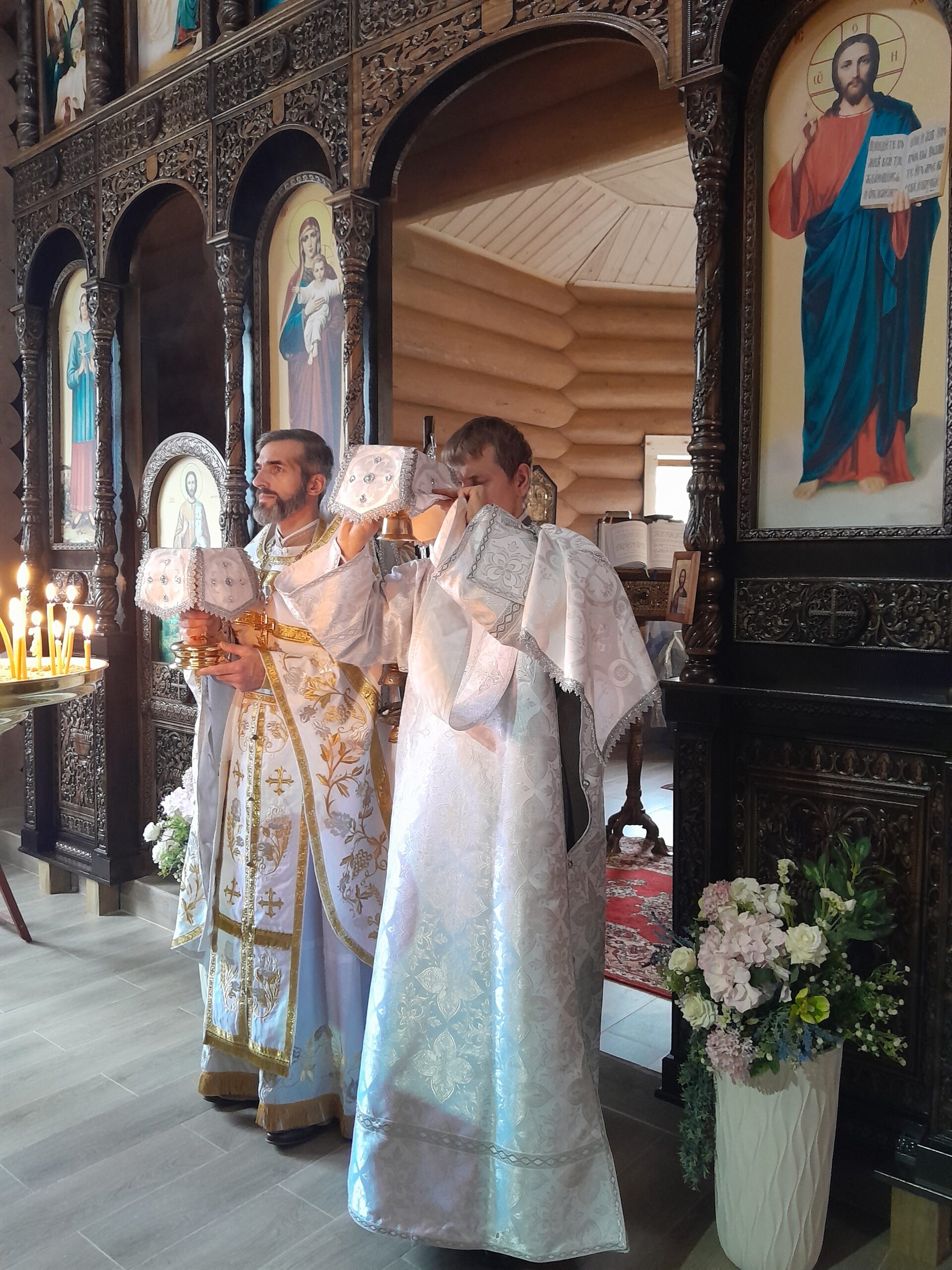 В Смоленском храме города Лузы молитвенно почтили память усопших в Покровскую родительскую субботу