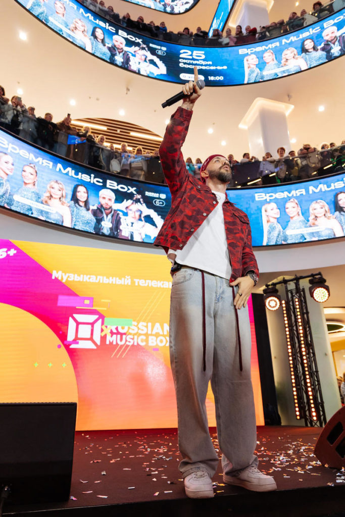Mitya Fomin at an outdoor concert venue in the Shchelkovsky shopping mall