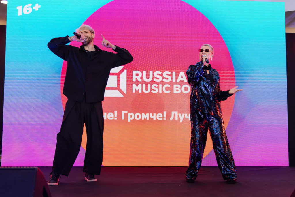 Spectators on five floors of the Shchelkovsky shopping mall during the MUSICBOX TIME CONCERT
