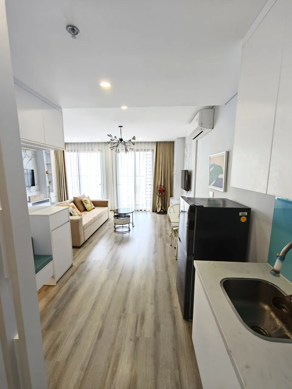 Bright studio with balcony and sea view in the city center