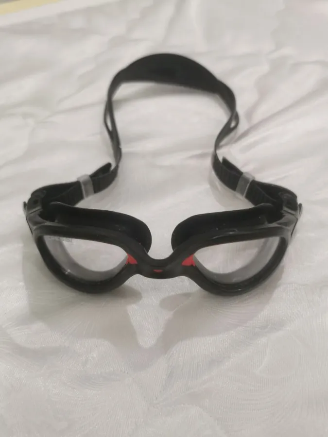 Swimming goggles