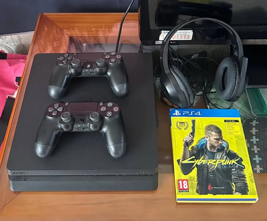 Sony PlayStation 4 Slim 1 ТБ с двумя геймпадами