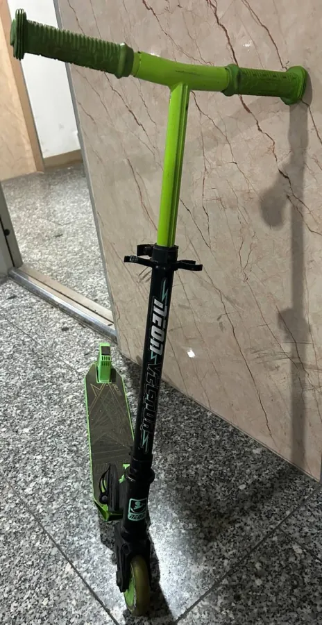 Neon Vector scooter for children aged 5–9