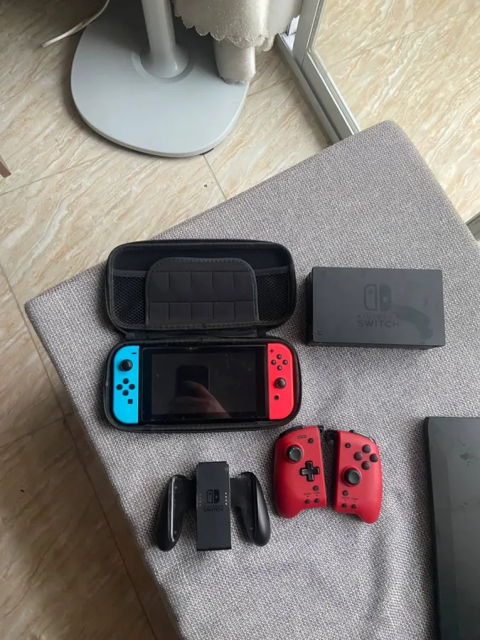 Nintendo Switch первого поколения с комплектом