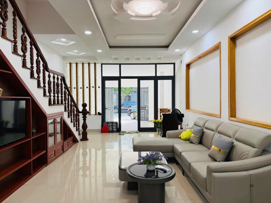 Nhà 4 tầng, 4 phòng ngủ ở Phước Long