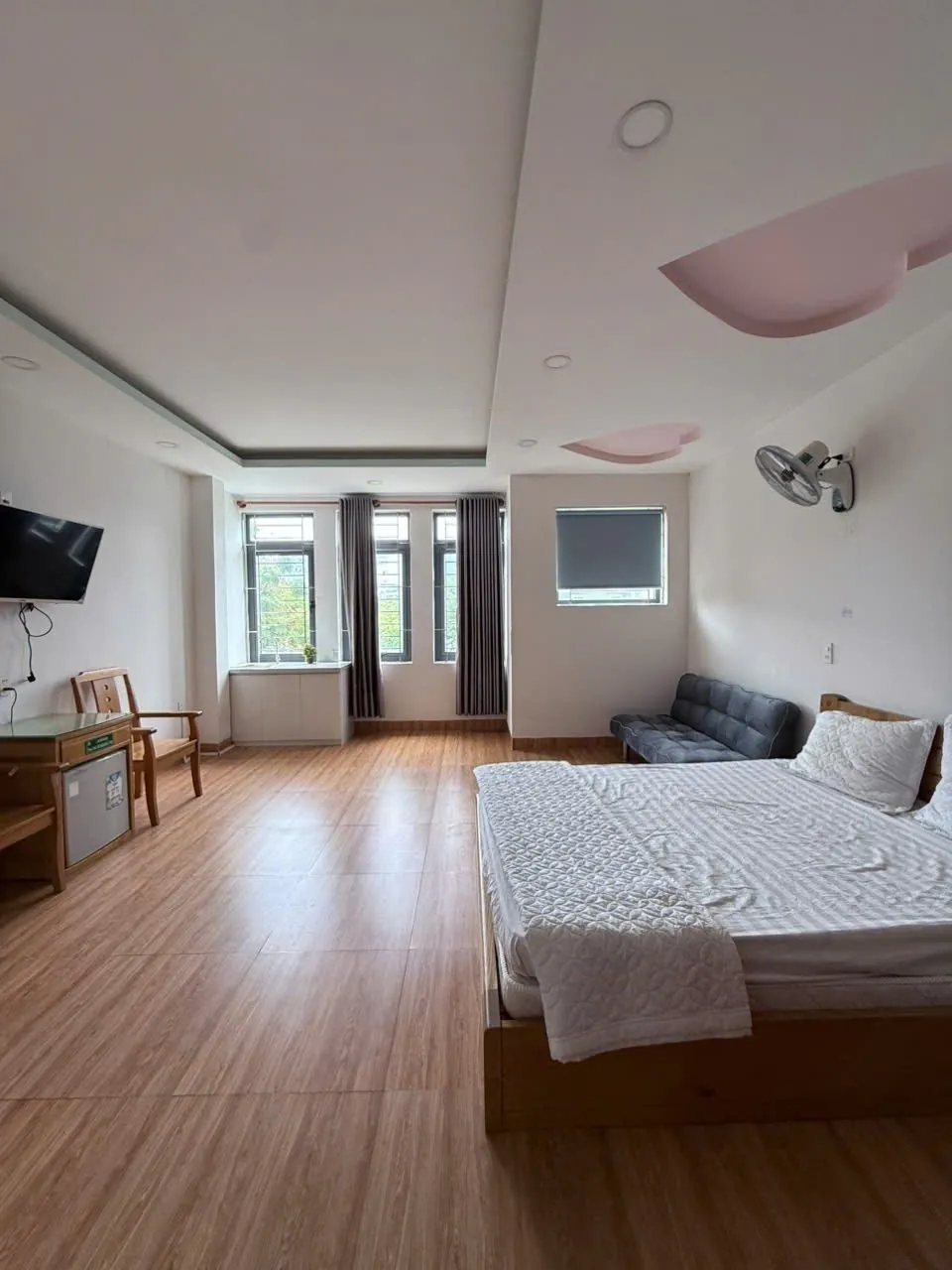 1-bedroom apartment with separate kitchen