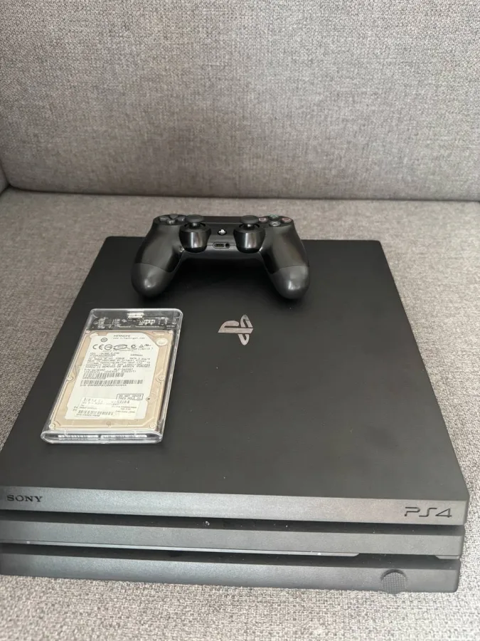 Прошитая PS4 Pro с DualShock 4 и играми