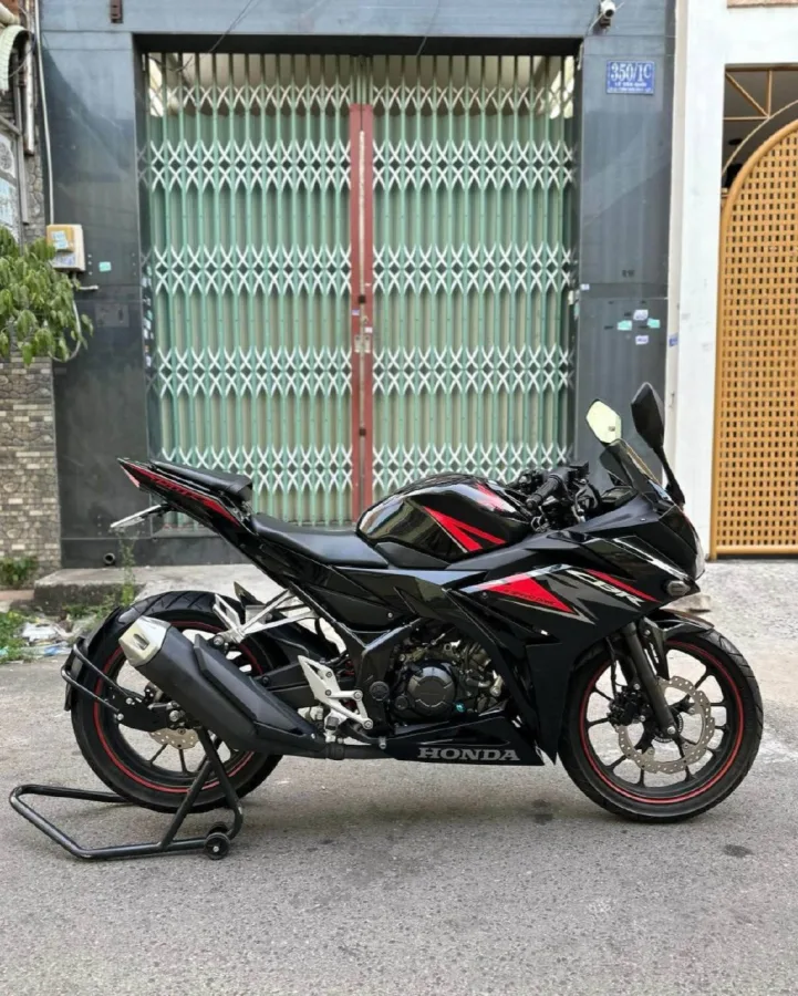 Honda CBR150R, well-maintained motorcycle