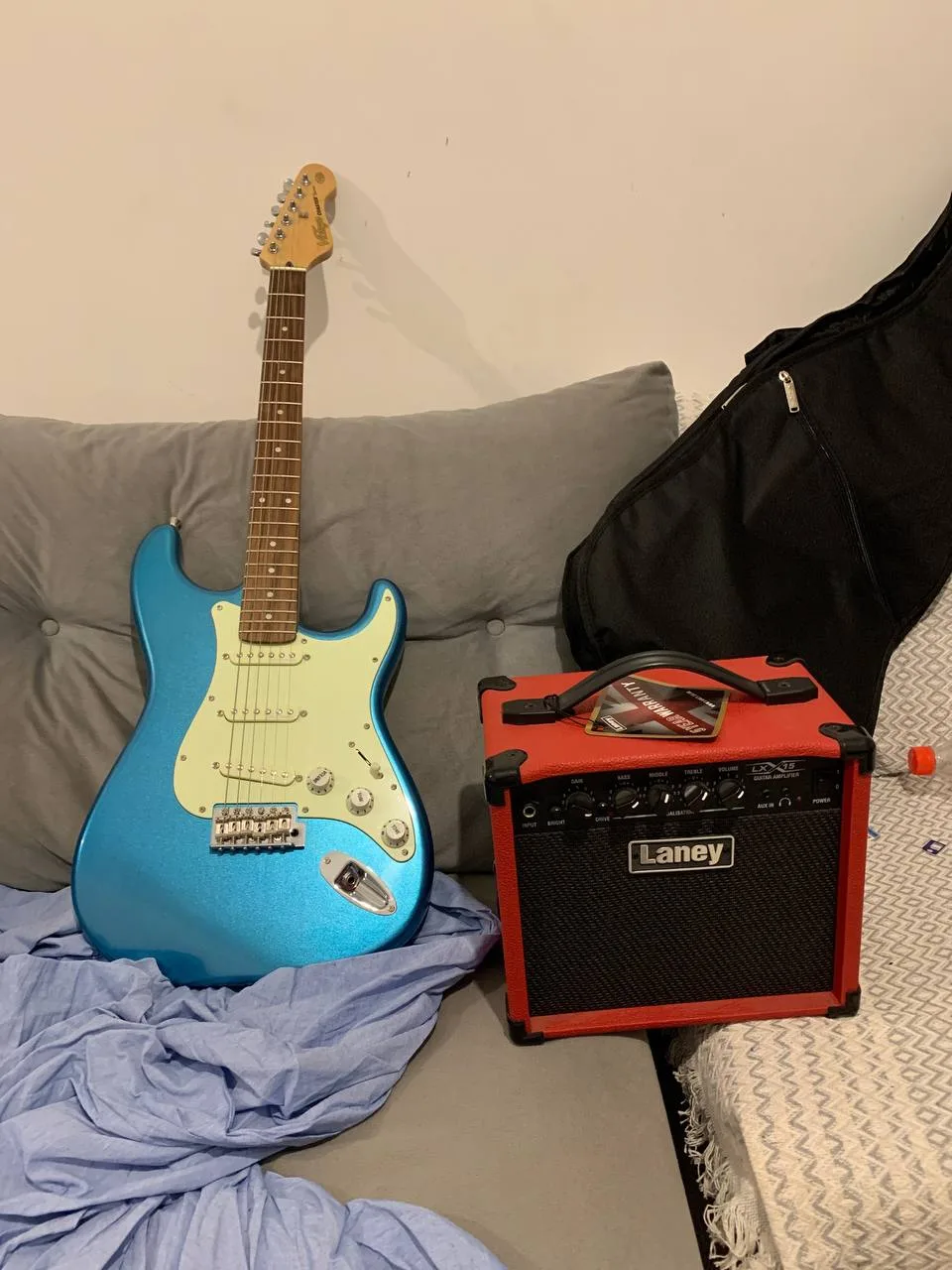 Электрогитара Vintage Coaster V60 с комбиком Laney LX15