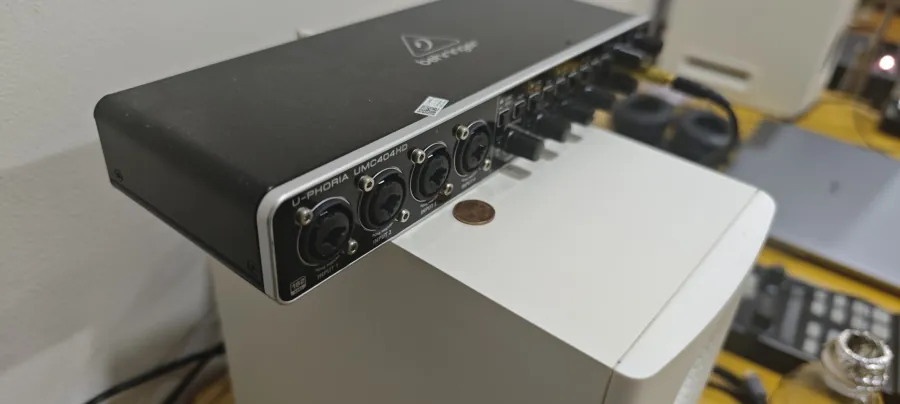 Card âm thanh Behringer UMC404HD và bộ điều khiển Traktor