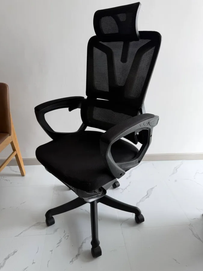 Computer chair with footrest