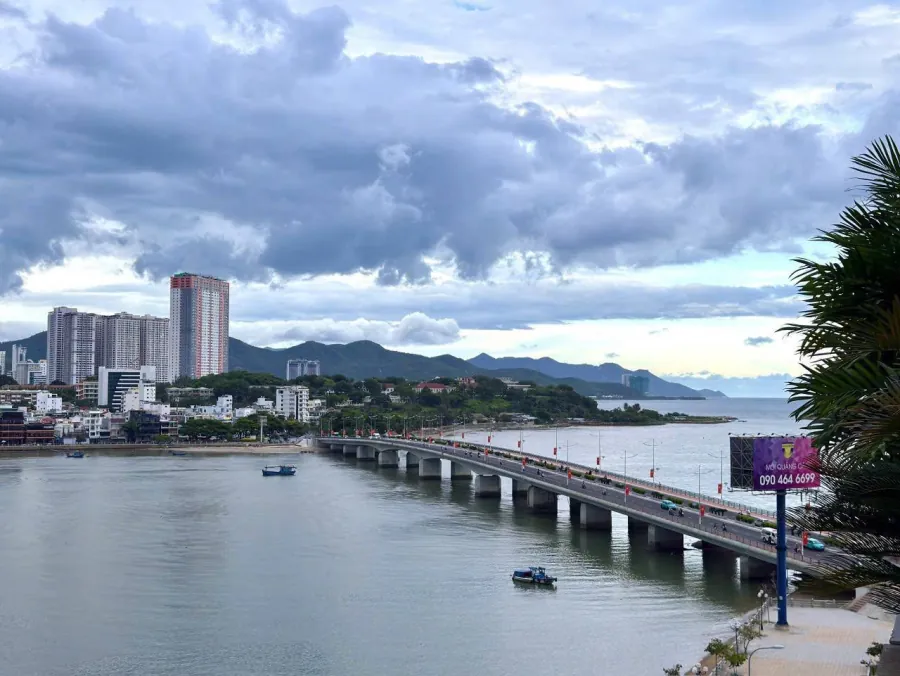 Căn hộ mới 2 phòng ngủ có sân hiên ở trung tâm