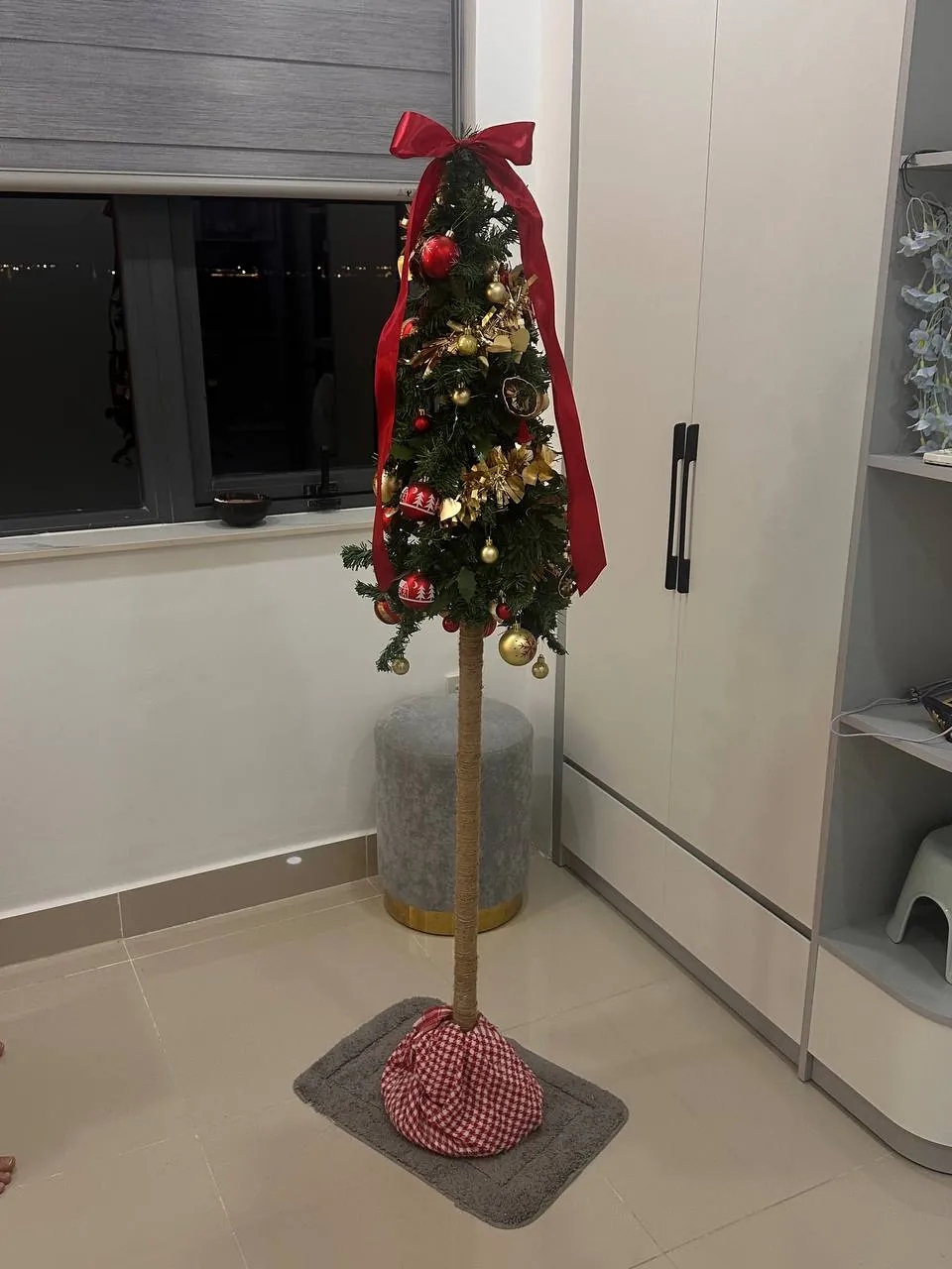 Cây thông Noel trang trí có chân cao
