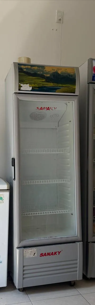 Refrigerator for repair or parts