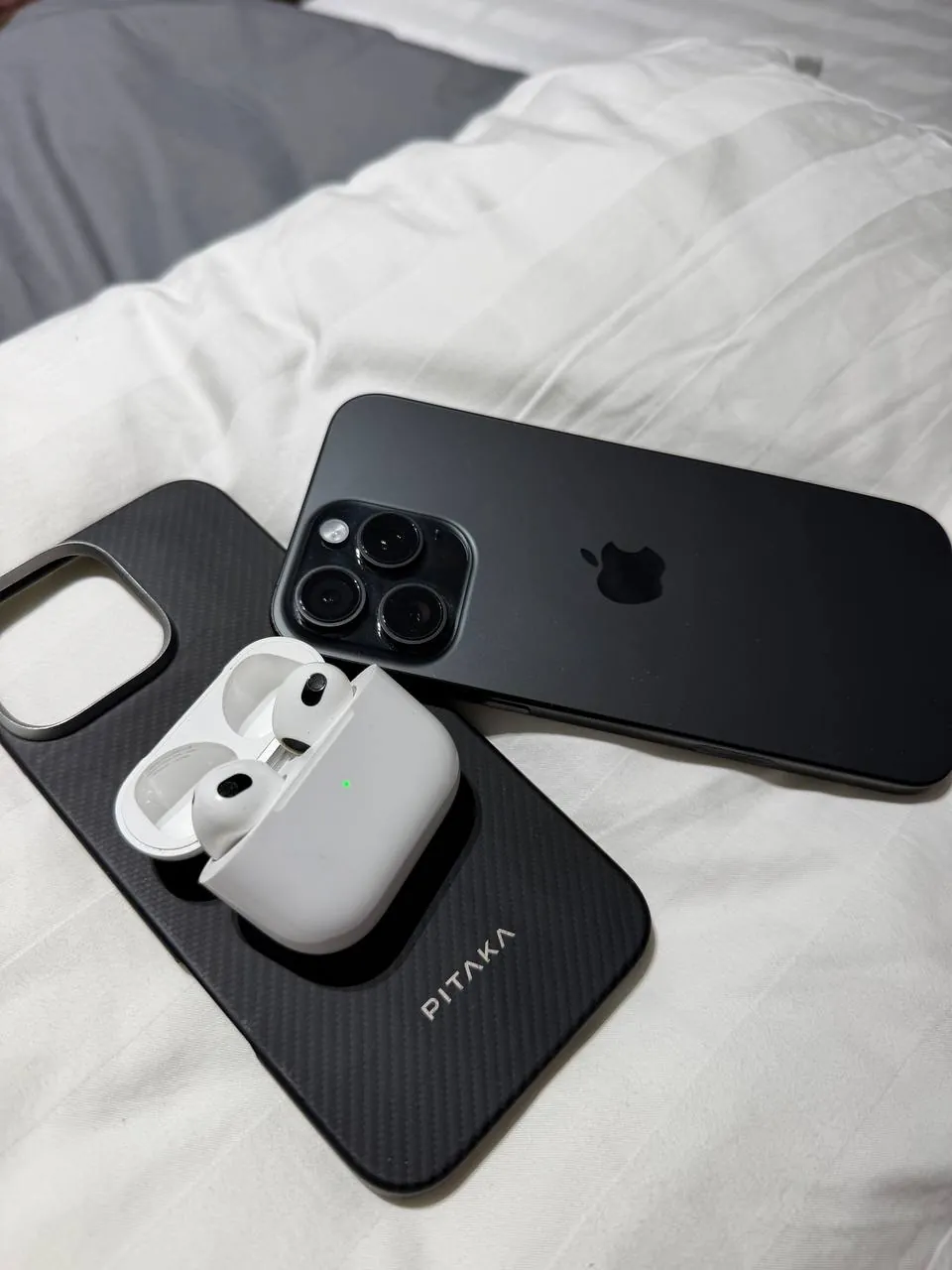 iPhone 16 Pro Max 256 ГБ с AirPods 3