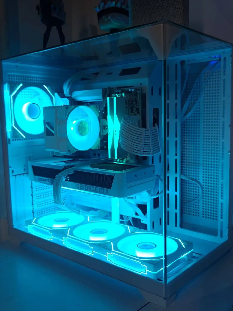 Белый игровой ПК Ryzen 5 7500F и RTX 5070