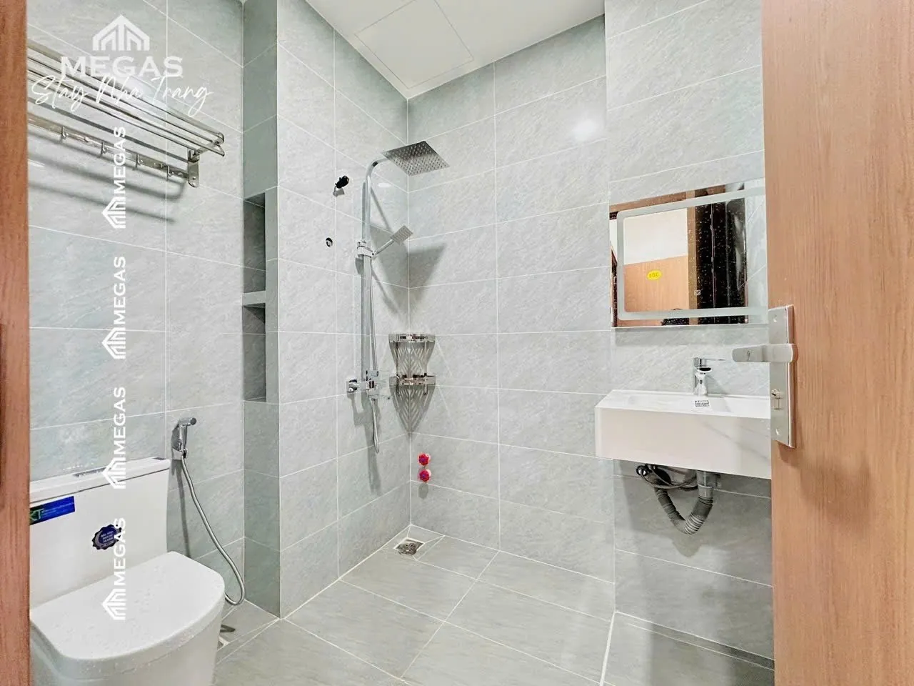 1-bedroom apartment with balcony on Lê Hồng Phong — Photo 2 of 8