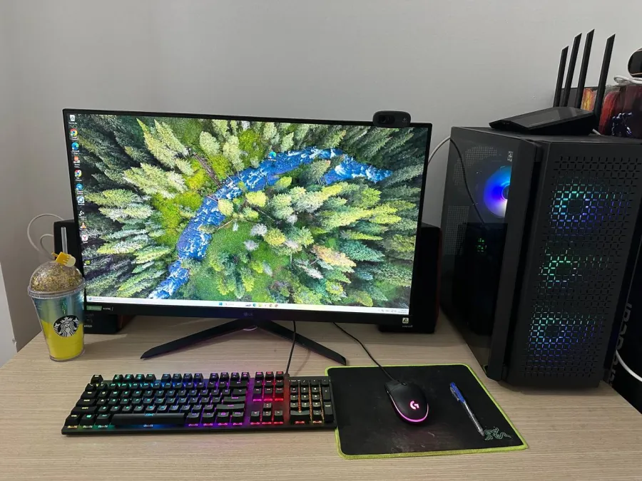 Компьютер Ryzen 5 5600 с клавиатурой и мышью