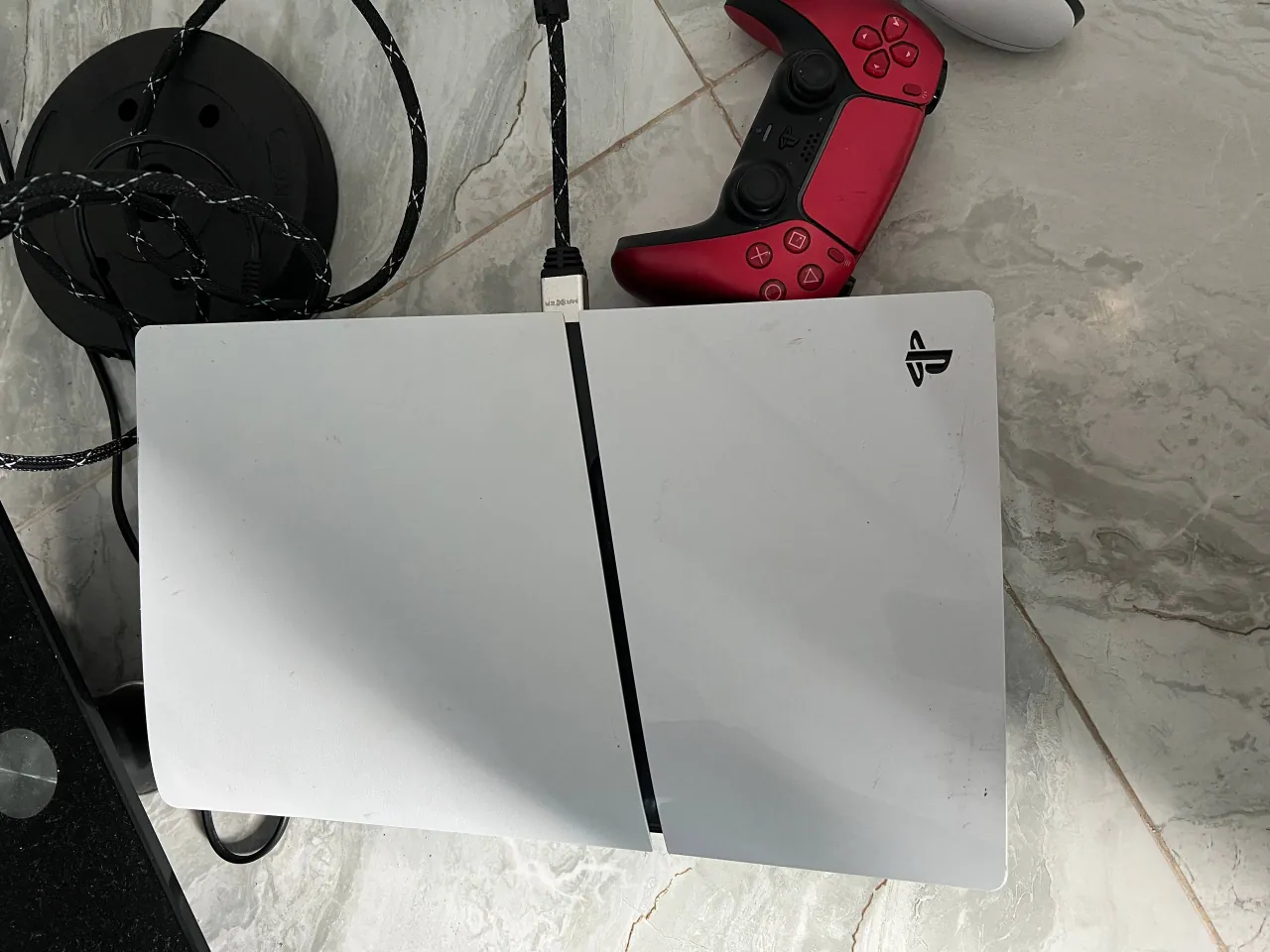 PlayStation 5 Slim kèm hai tay cầm