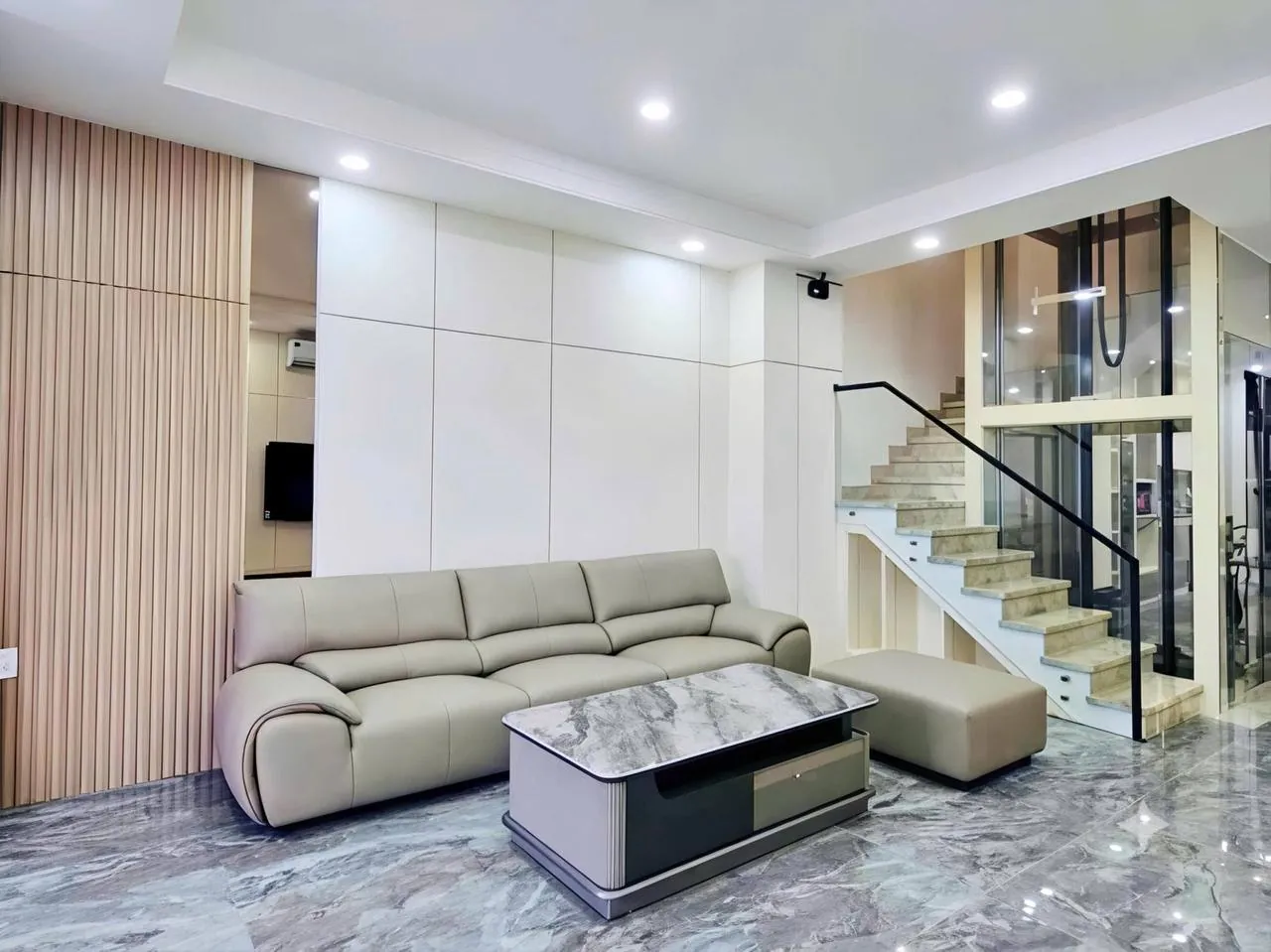 Nhà 4 phòng ngủ, có thang máy và sân ở Mỹ Gia