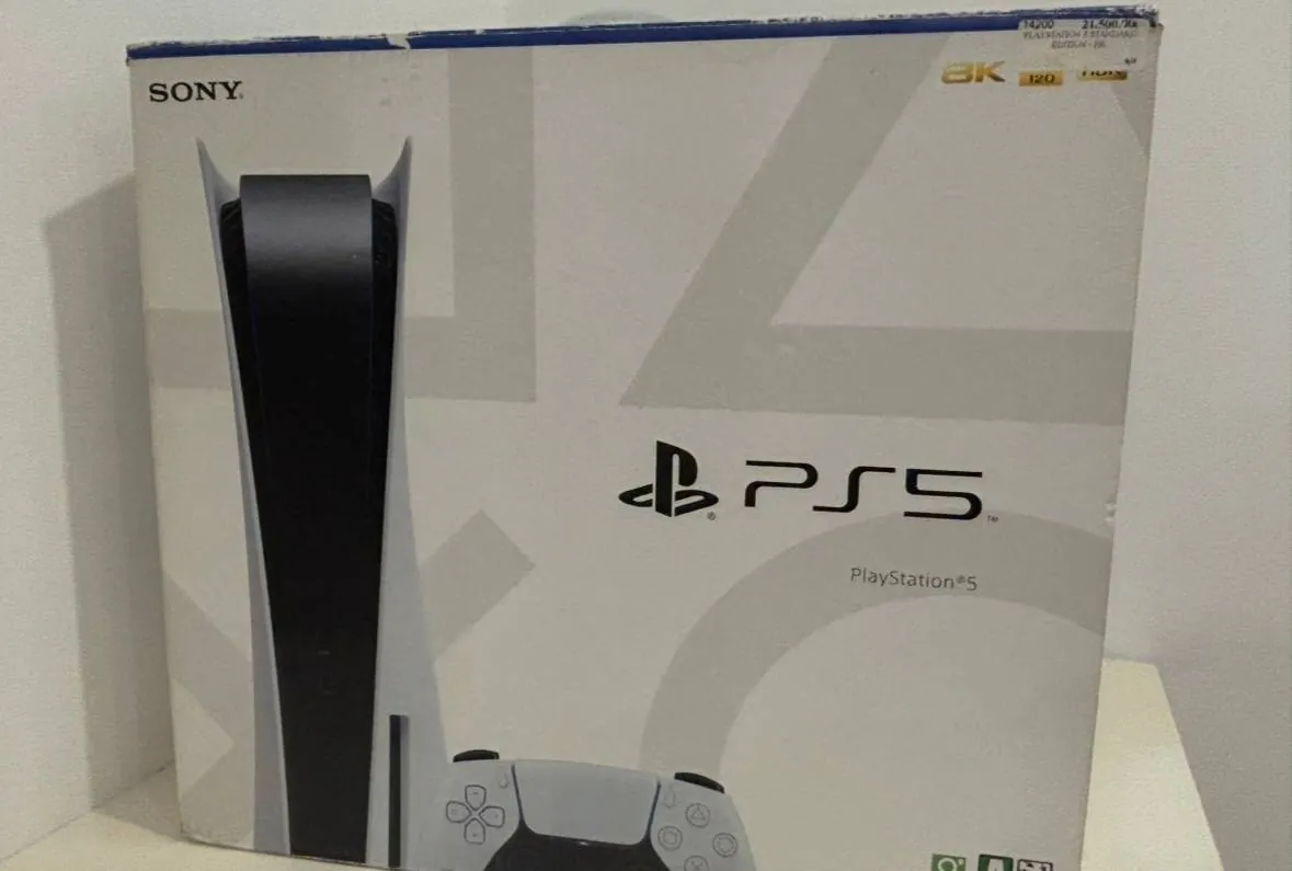 Sony PlayStation 5 и Nintendo Switch Lite