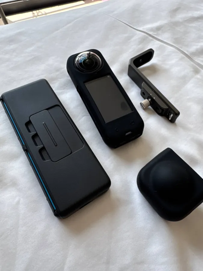 Камера Insta360 X5 с двумя батареями