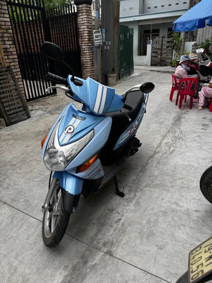 Honda Click 125, бодро едет